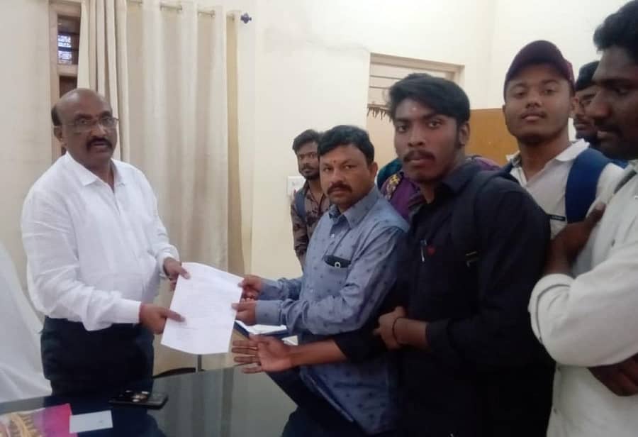 ತಹಶೀಲ್ದಾರ್ ಕೆ.ನರಸಿಂಹಮೂರ್ತಿ ಅವರಿಗೆ ಎನ್ಎಸ್ಯುಐ ಜಿಲ್ಲಾ ಘಟಕದ ಪದಾಧಿಕಾರಿಗಳು ಮನವಿ ಸಲ್ಲಿಸಿದರು.