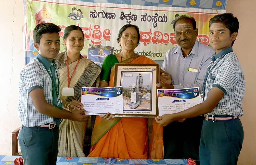 ರಾಯಚೂರಿನಲ್ಲಿ ಇಸ್ರೋ ಸಂಸ್ಥೆಯಿಂದ ಆಯೋಜಿಸಿದ್ದ ರಸಪ್ರಶ್ನೆ ಸ್ಪರ್ಧೆಯಲ್ಲಿ ಪ್ರಥಮ ಸ್ಥಾನ ಪಡೆದ ಬಸವಶ್ರೀ ಶಾಲೆಯ ವಿದ್ಯಾರ್ಥಿಗಳನ್ನು ಶಾಲೆಯ ಸಂಸ್ಥಾಪಕಿ ಲಲಿತಾ ಮತ್ತು ಶಿಕ್ಷಕಿ ವಿಜಯಲಕ್ಷ್ಮೀ ಹಾಗೂ ಯೋಗ ಶಿಕ್ಷಕ ಮಲ್ಲಿಕಾರ್ಜುನಸ್ವಾಮಿ ಅವರು ಮಂಗಳವಾರ ಅಭಿನಂದಿಸಿದರು