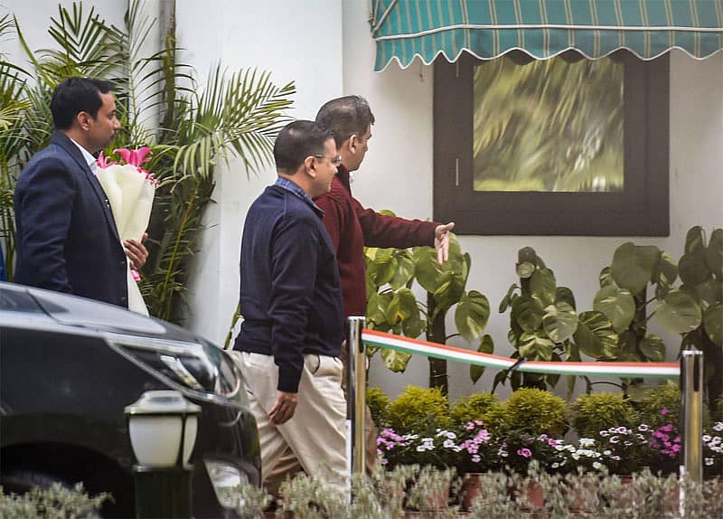 ಗೃಹ ಸಚಿವ ಅಮಿತ್‌ ಶಾ ಭೇಟಿಗಾಗಿ ಅವರ ಗೃಹ ಕಚೇರಿಗೆ ತೆರಳುತ್ತಿರುವ ದೆಹಲಿ ಮುಖ್ಯಮಂತ್ರಿ ಕೇಜ್ರಿವಾಲ್‌  