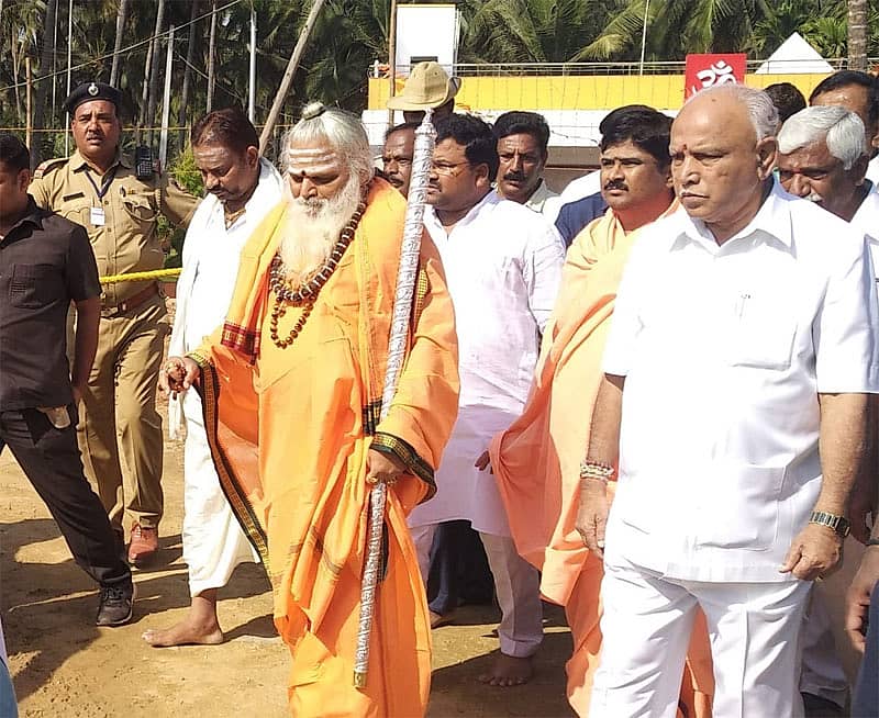 ಯರಿಯೂರಪ್ಪ ಅವರನ್ನು ಕರಿವೃಷಭ ದೇಶಿಕೇಂದ್ರ ಶಿವಯೋಗೀಶ್ವರ ಸ್ವಾಮೀಜಿ ಬರಮಾಡಿಕೊಂಡರು