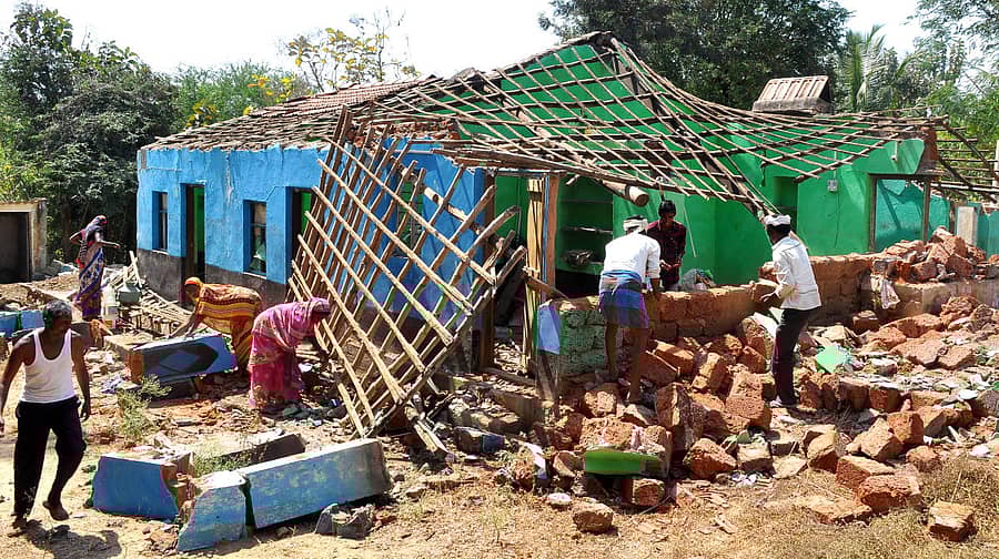 ಹಾನಗಲ್‌ ತಾಲ್ಲೂಕು ಅಲ್ಲಾಪುರ ಗ್ರಾಮದಲ್ಲಿ ಮನೆ ದುರಸ್ತಿ ಮಾಡುತ್ತಿರುವ ಸಂತ್ರಸ್ತರು –ಪ್ರಜಾವಾಣಿ ಚಿತ್ರ: ನಾಗೇಶ ಬಾರ್ಕಿ