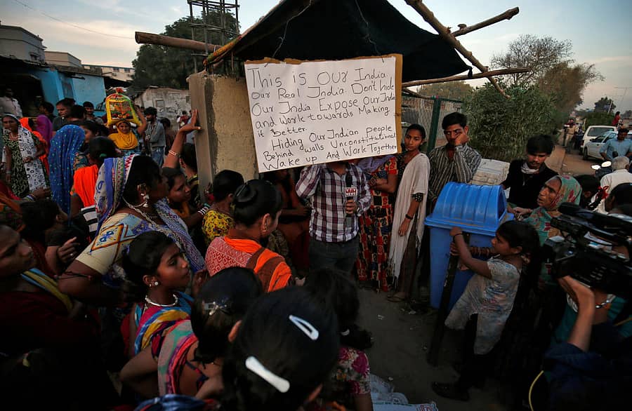 ಅಹಮದಾಬಾದ್ನ ಕೊಳೆಗೇರಿ ಪ್ರದೇಶದ ಉದ್ದಕ್ಕೂ ಗೋಡೆ ನಿರ್ಮಿಸಿರುವುದನ್ನು ವಿರೋಧಿಸಿ ಸಾಮಾಜಿಕ ಕಾರ್ಯಕರ್ತೆ ಅಶ್ವಥಿ ಜ್ವಾಲಾ ನೇತೃತ್ವದಲ್ಲಿ ನಡೆದ ಉಪವಾಸ ಸತ್ಯಾಗ್ರಹದಲ್ಲಿ ಪಾಲ್ಗೊಂಡಿರುವ ಕೊಳೆಗೇರಿ ನಿವಾಸಿಗಳು – ರಾಯಿಟರ್ಸ್ ಚಿತ್ರ