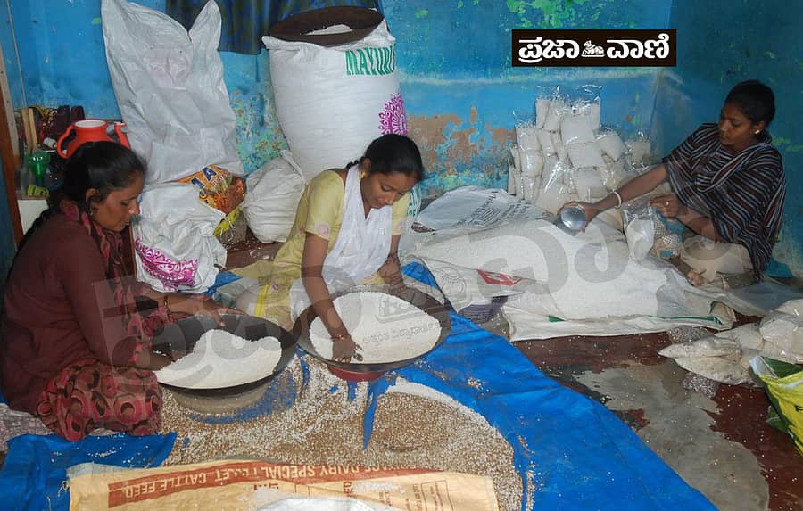 ಕೋಲಾರದ ಜಮಾಲ್‌ಷಾ ನಗರದ ಮನೆಯೊಂದರಲ್ಲಿ ಮಹಿಳೆಯರು ಸಾಮೆ ಪುರಿಯನ್ನು ಜರಡಿ ಮಾಡಿ ಪೊಟ್ಟಣ ಕಟ್ಟುತ್ತಿರುವುದು.