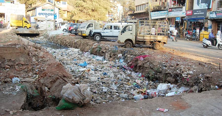 ಹುಬ್ಬಳ್ಳಿಯ ಮೇದಾರ ಓಣಿಯಲ್ಲಿರುವ ಚರಂಡಿ ಕಾಲುವೆ ಕಸದಿಂದ ತುಂಬಿಕೊಂಡಿರುವುದು ಪ್ರಜಾವಾಣಿ ಚಿತ್ರ: ಗುರು ಹಬೀಬ