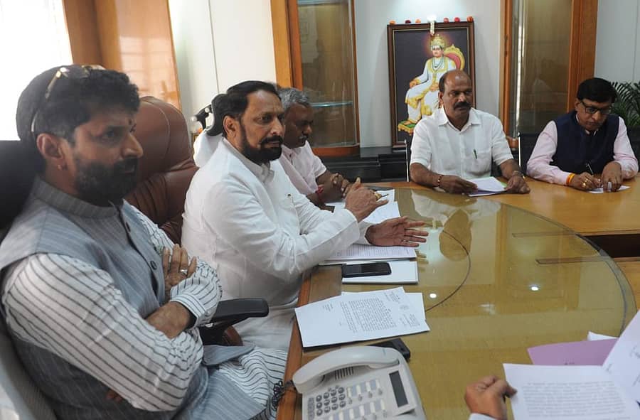 ಸಹಕಾರ ಸಾರಿಗೆಯ ಪುನಶ್ಚೇತನ ಕುರಿತು ಬೆಂಗಳೂರಿನಲ್ಲಿ ಬುಧವಾರ ಸಾರಿಗೆ ಸಚಿವ ಲಕ್ಷ್ಮಣ ಸವದಿ ಅಧ್ಯಕ್ಷತೆಯಲ್ಲಿ ಸಭೆ ನಡೆಯಿತು. ಸಚಿವ ಸಿ.ಟಿ.ರವಿ ಇದ್ದರು