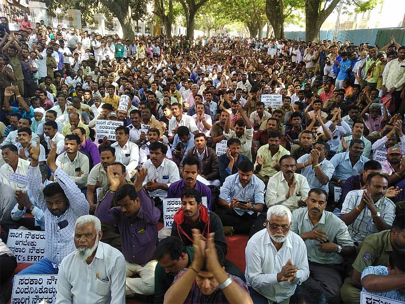 ಸತ್ಯಾಗ್ರಹ ನಡೆಸುತ್ತಿರುವ ಸಿಬ್ಬಂದಿ