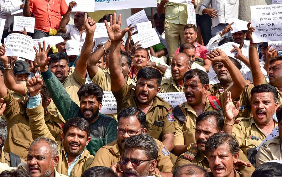 ಕರ್ನಾಟಕ ರಾಜ್ಯ ರಸ್ತೆ ಸಾರಿಗೆ ನೌಕರರ ಒಕ್ಕೂಟದ ಸದಸ್ಯರು ಸಾರಿಗೆ ನೌಕರರನ್ನು ಸರ್ಕಾರಿ ನೌಕರರನ್ನಾಗಿ ಪರಿಗಣಿಸುವಂತೆ ಒತ್ತಾಯಿಸಿ ಪ್ರತಿಭಟನೆ ನಡೆಸಿದರು - ಪ್ರಜಾವಾಣಿ ಚಿತ್ರ