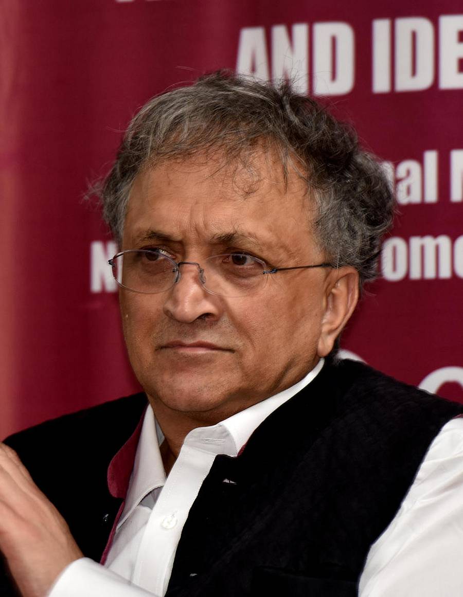 ರಾಮಚಂದ್ರ ಗುಹಾ ಅವರನ್ನು ಪೊಲೀಸರು ಎಳೆದಾಡಿದ ಚಿತ್ರ