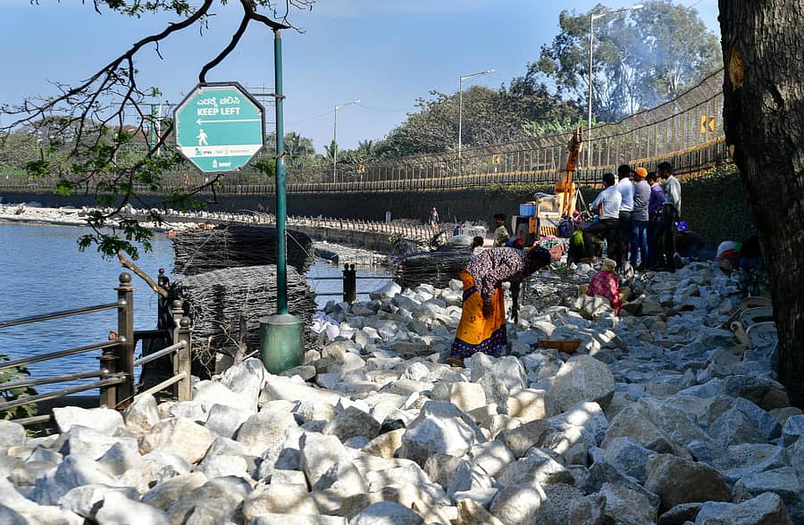 ಸ್ಯಾಂಕಿ ಕೆರೆಯಲ್ಲಿ ನಡಿಗೆ ಪಥ ನಿರ್ಮಾಣವಾಗುತ್ತಿರುವುದು –ಪ್ರಜಾವಾಣಿ ಚಿತ್ರ