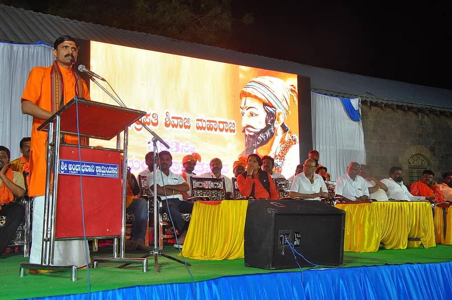 ಗದುಗಿನಲ್ಲಿ ಬುಧವಾರ ರಾತ್ರಿ ಶ್ರೀರಾಮಸೇನೆ ವತಿಯಿಂದ ನಡೆದ ಶಿವಾಜಿ ಜಯಂತಿ ಕಾರ್ಯಕ್ರಮದಲ್ಲಿ ಜೇವರ್ಗಿಯ ಆಂದೋಲಾದ ಕರುಣೇಶ್ವರ ಮಠದ ಸಿದ್ಧಲಿಂಗ ಸ್ವಾಮೀಜಿ ಮಾತನಾಡಿದರು