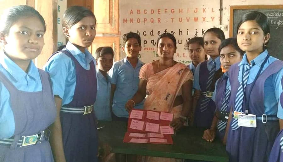 ಹೊಳಲ್ಕೆರೆ ತಾಲ್ಲೂಕಿನ ತುಪ್ಪದಹಳ್ಳಿ ಸರ್ಕಾರಿ ಹಿರಿಯ ಪ್ರಾಥಮಿಕ ಶಾಲೆಯ ಶಿಕ್ಷಕಿ ಟಿ.ಬಿ. ಅನಿತಾ ವಿದ್ಯಾರ್ಥಿಗಳಿಗೆ ನಿಘಂಟು ಪ್ರದರ್ಶಿಸುತ್ತಿರುವುದು.