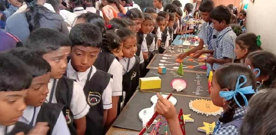 ಶಾಲೆಯ ವಿದ್ಯಾರ್ಥಿಗಳು ಸಿದ್ಧಪಡಿಸಿದ್ದ ಮಾದರಿಗಳನ್ನು ಬೇರೆ ವಿದ್ಯಾರ್ಥಿಗಳು ಕುತೂಹಲದಿಂದ ವೀಕ್ಷಿಸಿದರು