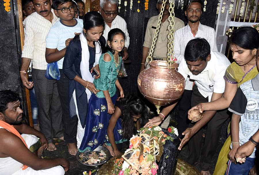 ಬೀದರ್ನ ಪಾಪನಾಶ ದೇಗುಲದಲ್ಲಿ ಮಹಾ ಶಿವರಾತ್ರಿ ಪ್ರಯುಕ್ತ ಭಕ್ತರು ಶುಕ್ರವಾರ ಶಿವಲಿಂಗಕ್ಕೆ ಪೂಜೆ ಸಲ್ಲಿಸಿದರು