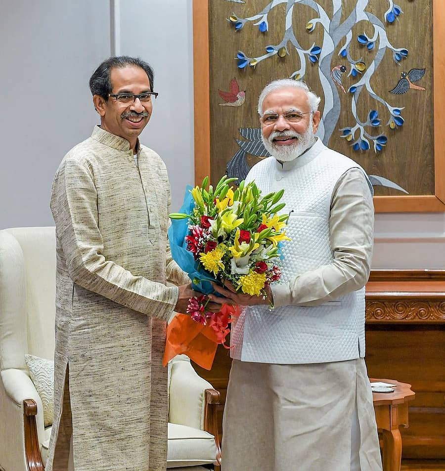 ಮಹಾರಾಷ್ಟ್ರ ಮುಖ್ಯಮಂತ್ರಿ ಉದ್ಧವ್ ಠಾಕ್ರೆ ಅವರು ಪ್ರಧಾನಿ ನರೇಂದ್ರ wಮೋದಿ ಅವರನ್ನು ಭೇಟಿ ಮಾಡಿ, ಹೂಗುಚ್ಛ ನೀಡಿದರು – ಪಿಟಿಐ ಚಿತ್ರ