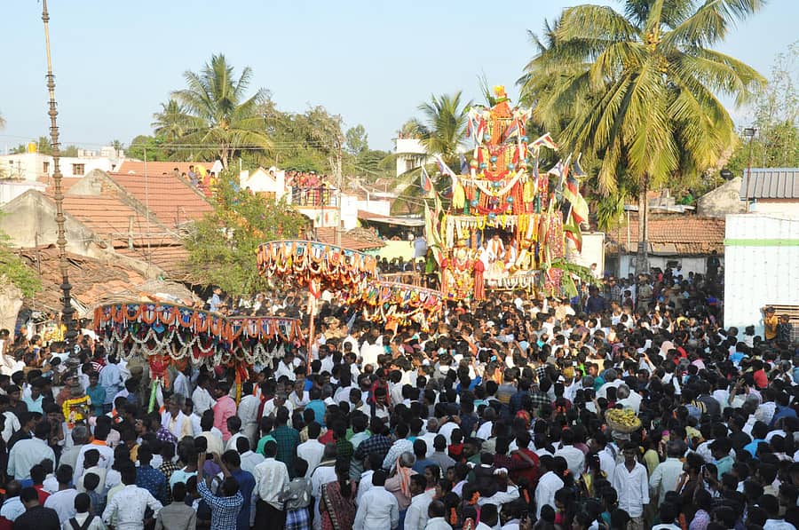 ಚಾಮರಾಜನಗರ ತಾಲ್ಲೂಕಿನ ಚಂದಕವಾಡಿ ಗ್ರಾಮದಲ್ಲಿ ಶುಕ್ರವಾರ ಲಕ್ಷ್ಮಿದೇವಿ ಅಮ್ಮನವರ ರಥೋತ್ಸವ ವಿಜೃಂಭಣೆಯಿಂದ ನಡೆಯಿತು
