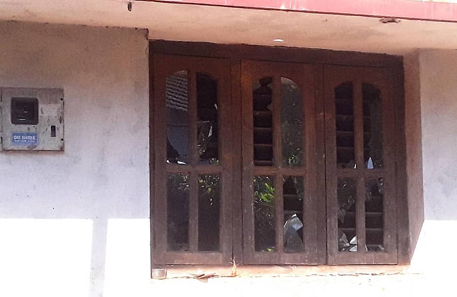 ಚಿಕ್ಕಮಗಳೂರು ಜಿಲ್ಲೆಯ ಕೊಪ್ಪ ತಾಲ್ಲೂಕಿನ ಗುಬ್ಬಗದ್ದೆ ಗ್ರಾಮದಲ್ಲಿನ ಅಮೂಲ್ಯ ಮನೆ ಕಿಟಕಿ ಗಾಜು ಪುಡಿಯಾಗಿರುವುದು.