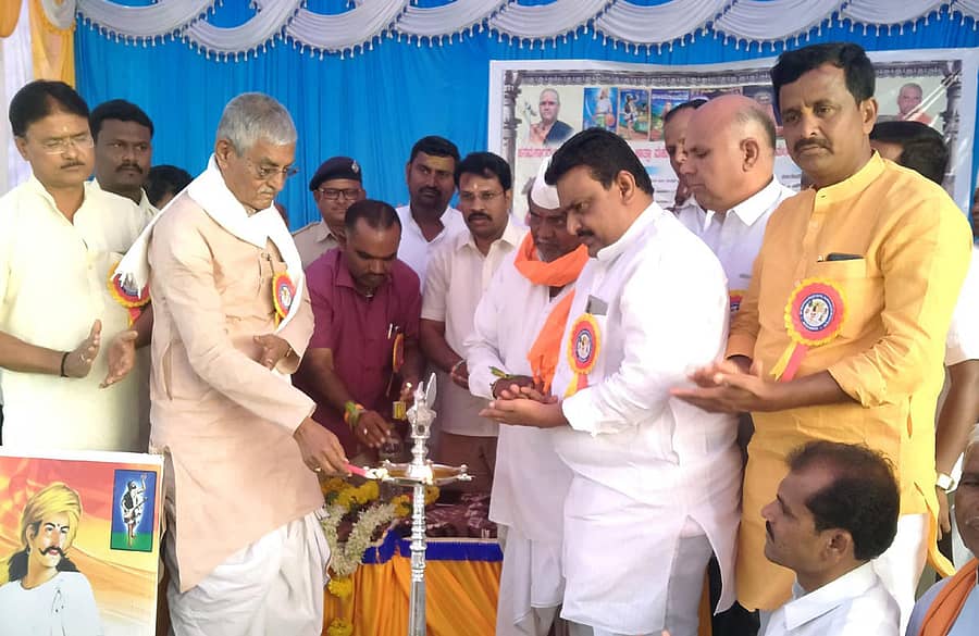 ಹನುಮಸಾಗರದಲ್ಲಿ ನಡೆದ ಸಾಮೂಹಿಕ ವಿವಾಹ ಕಾರ್ಯಕ್ರಮವನ್ನು ಮಾಜಿ ಸಂಸದ ಕೆ.ವಿರೂಪಾಕ್ಷಪ್ಪ ಉದ್ಘಾಟಿಸಿದರು