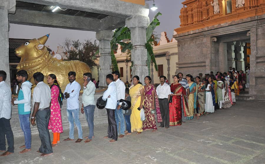 ಸರತಿ ಸಾಲಿನಲ್ಲಿ ಚಾಮರಾಜೇಶ್ವರ ಸ್ವಾಮಿಯ ದರ್ಶನ ಪಡೆದ ಭಕ್ತರು