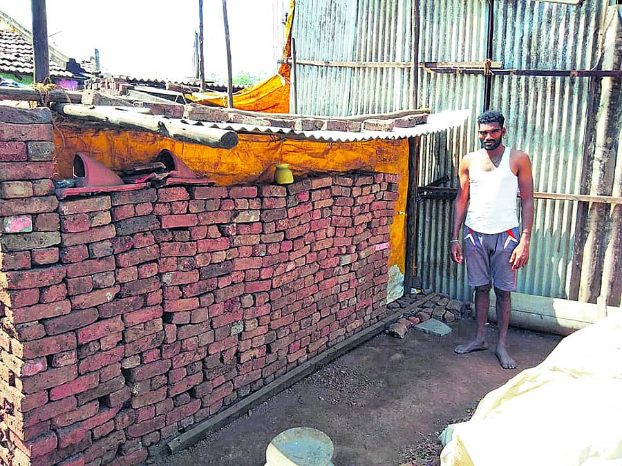 ಕೃಷ್ಣಾ ನದಿ ಪ್ರವಾಹಕ್ಕೆ ತುತ್ತಾಗಿದ್ದ ಚಿಕ್ಕೋಡಿ ತಾಲ್ಲೂಕಿನ ಮಾಂಜರಿಯ ಪರಿಶಿಷ್ಟರ ಕಾಲೊನಿಯ ಕುಟುಂಬವೊಂದು ಇಟ್ಟಿಗೆಗಳನ್ನು ಜೋಡಿಸಿ ನಿರ್ಮಿಸಿದ ತಾತ್ಕಾಲಿಕ ಶೆಡ್ನಲ್ಲಿ ವಾಸಿಸುತ್ತಿದೆ – ಪ್ರಜಾವಾಣಿ ಚಿತ್ರ