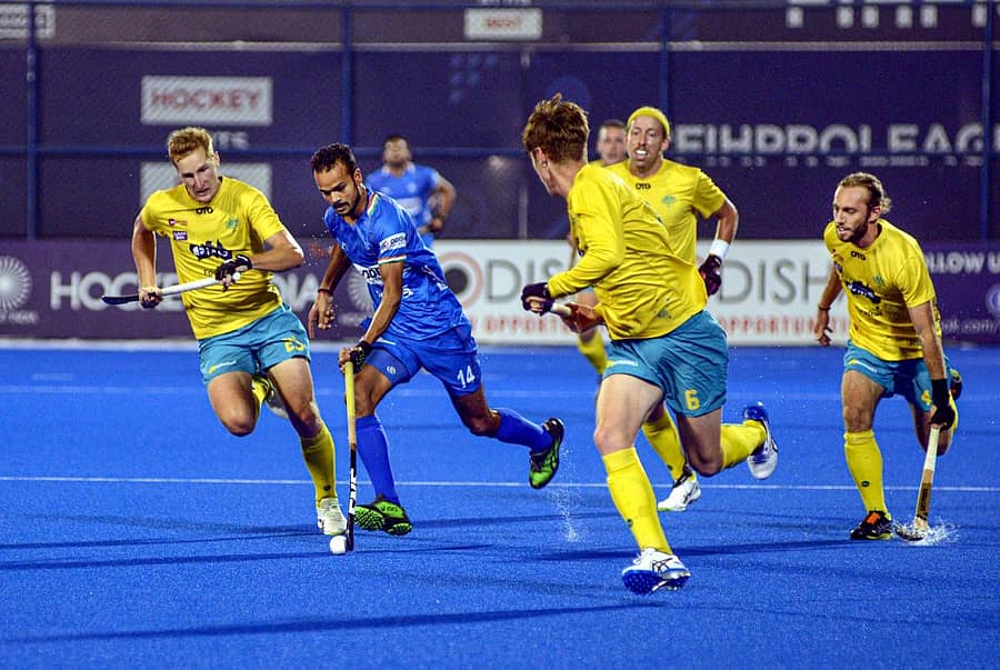 ಚೆಂಡಿನ ಮೇಲೆ ಹಿಡಿತ ಸಾಧಿಸಲು ಭಾರತ ಮತ್ತು ಆಸ್ಟ್ರೇಲಿಯಾ ಆಟಗಾರರು ಪ್ರಯತ್ನಿಸಿದರು –ಪಿಟಿಐ ಚಿತ್ರ