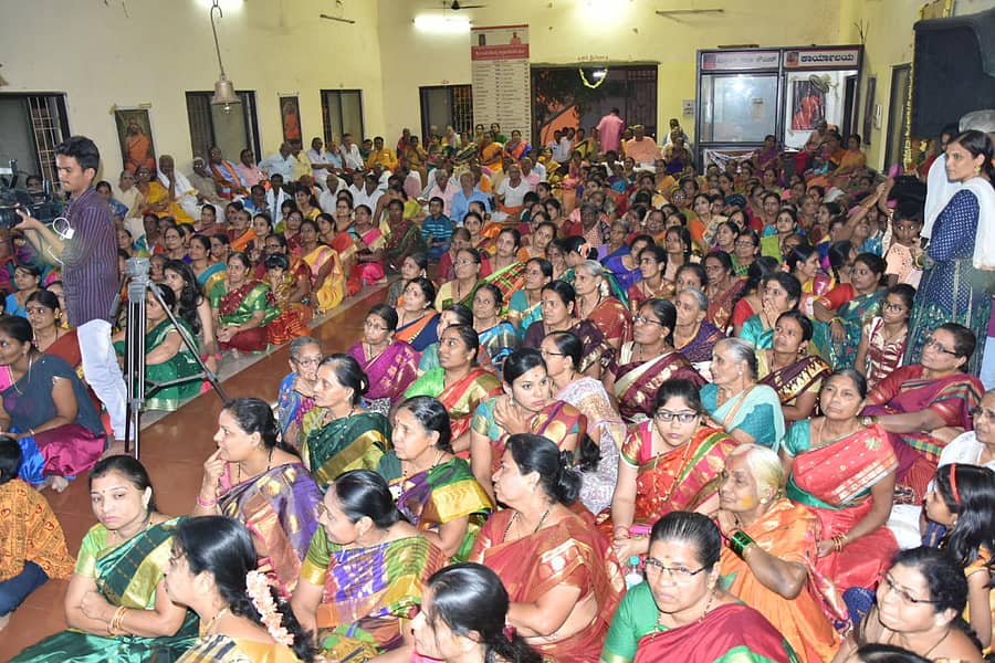 ಕಲಬುರ್ಗಿಯ ಬಿದ್ದಾಪುರ ಕಾಲೊನಿಯಲ್ಲಿರುವ ರಾಘವೇಂದ್ರ ಸ್ವಾಮಿಗಳ ಮಠದಲ್ಲಿ ಶುಕ್ರವಾರ ಮಹಾಶಿವರಾತ್ರಿ ಅಂಗವಾಗಿ ಗಿರಿಜಾ ಕಲ್ಯಾಣ ಮಹೋತ್ಸವದಲ್ಲಿ ನೂರಾರು ಮಹಿಲೆಯರು ಪಾಲ್ಗೊಂಡರು