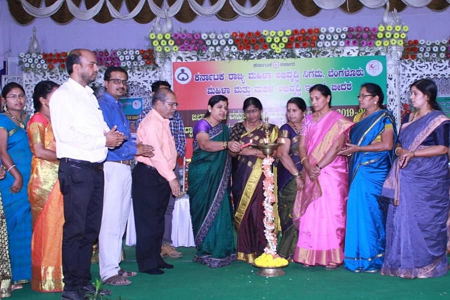 ಬೀದರ್‌ನಲ್ಲಿ ಶುಕ್ರವಾರ ಮಹಾಶಿವರಾತ್ರಿ ಪ್ರಯುಕ್ತ ಆಯೋಜಿಸಿದ್ದ ಜಿಲ್ಲಾ ಮಟ್ಟದ ವಸ್ತುಪ್ರದರ್ಶನ ಮತ್ತು ಮಾರಾಟ ಮೇಳವನ್ನು ರಾಜ್ಯ ಮಹಿಳಾ ಅಭಿವೃದ್ಧಿ ನಿಗಮದ ಅಧ್ಯಕ್ಷೆ ಶಶಿಕಲಾ ಟೆಂಗಳ್ಳಿ ಉದ್ಘಾಟಿಸಿದರು