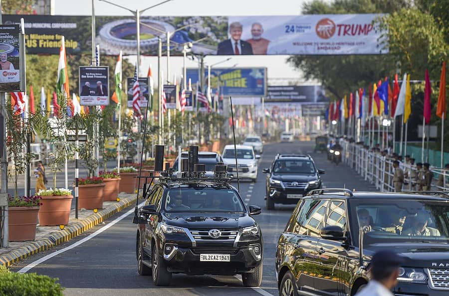 ಟ್ರಂಪ್ ಅವರ ಬೆಂಗಾವಲು ಪಡೆಯ ವಾಹನಗಳು ಶನಿವಾರ ಅಹಮದಾಬಾದ್ನಲ್ಲಿ ಟ್ರಂಪ್ ಅವರು ಸಂಚರಿಸಲಿರುವ ರಸ್ತೆಗಳಲ್ಲಿ ಸಂಚಾರದ ಅಭ್ಯಾಸ ನಡೆಸಿದವು
