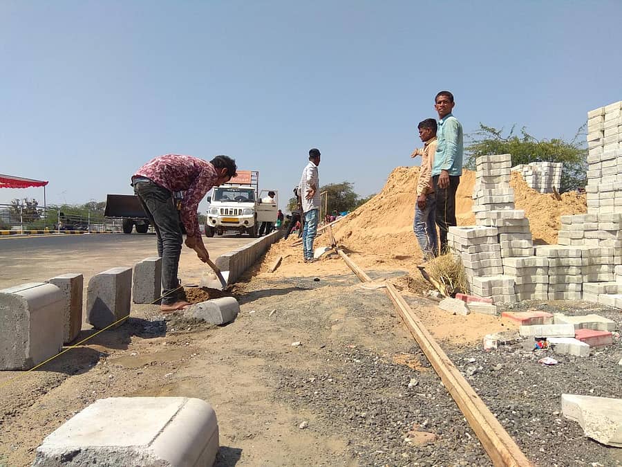 ಅಹಮದಾಬಾದ್ನಲ್ಲಿ ಟ್ರಂಪ್ ರೋಡ್ ಷೋಗಾಗಿ ಶನಿವಾರ ಪಾದಚಾರಿ ಮಾರ್ಗ ಸಿದ್ಧಪಡಿಸುತ್ತಿರುವ ಕಾರ್ಮಿಕರು