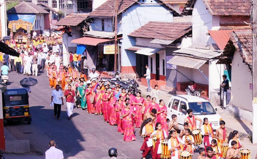 ಕಾರ್ಕಳದಲ್ಲಿ ಶನಿವಾರ ಆಯೋಜಿಸಲಾದ ರಾಜ್ಯ ಕೊಂಕಣಿ ಅಕಾಡೆಮಿಯ ರಜತ ಮಹೋತ್ಸವದ ಮೆರವಣಿಗೆ ಗಾಂಧಿ ಮೈದಾನದಿಂದ ಪ್ರಧಾನ ರಸ್ತೆಯ ಮೂಲಕ ಎಸ್ವಿಟಿ ವಿದ್ಯಾಸಂಸ್ಥೆಯ ತನಕ ನಡೆಯಿತು.