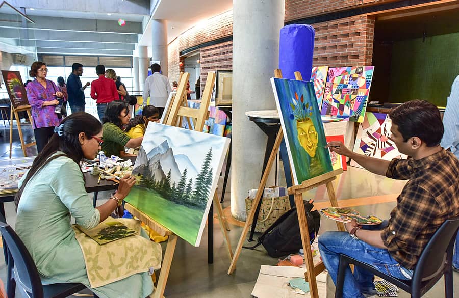 ‘ಬಿಐಸಿ ಹಬ್ಬ’ದಲ್ಲಿ ಕಲಾಕೃತಿ ರಚನೆಯಲ್ಲಿ ತೊಡಗಿದ್ದ ಕಲಾವಿದರು - ಪ್ರಜಾವಾಣಿ ಚಿತ್ರ