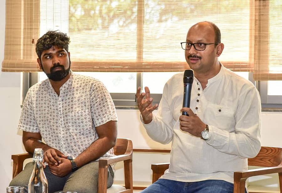 ಮದನ್ ಪದಕಿ (ಬಲಬದಿ) ಮಾತನಾಡಿದರು. ಅಶ್ವಿನ್ ಚಂದ್ರಶೇಖರ್ ಇದ್ದಾರೆ -