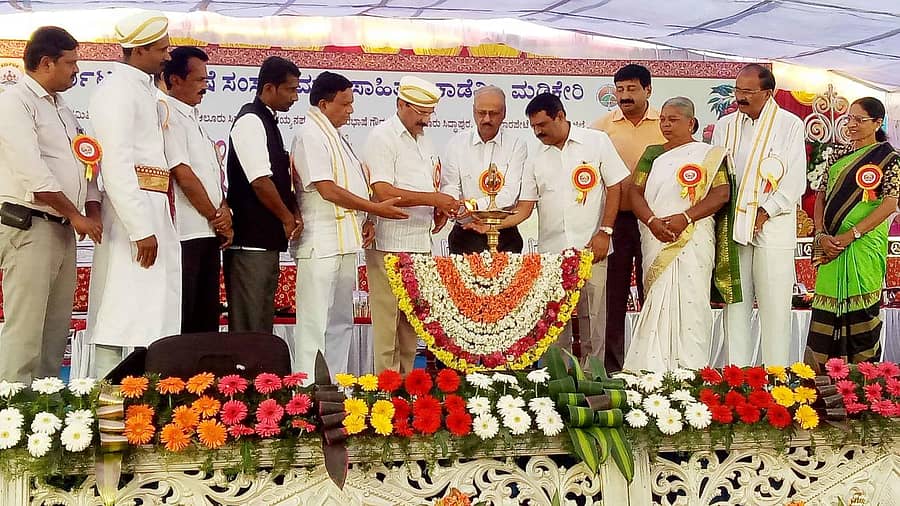 ಸೋಮವಾರಪೇಟೆ ತಾಲ್ಲೂಕಿನ ಆಲೂರು ಸಿದ್ದಾಪುರದಲ್ಲಿ ಭಾನುವಾರ ನಡೆದ 2ನೇ ಅರೆಭಾಷೆ ಸಾಹಿತ್ಯ ಸಮ್ಮೇಳನಕ್ಕೆ ಕೇಂದ್ರ ಸಚಿವ ಡಿ.ವಿ.ಸದಾನಂದಗೌಡ ಚಾಲನೆ ನೀಡಿದರು