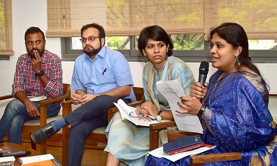 ‘ಭಾರತೀಯ ಪ್ರಜೆ ಯಾರು’ ಎಂಬ ಸಂವಾದದಲ್ಲಿ ವಕೀಲರಾದ ಅಶ್ವಿನಿ ಓಬಳೇಶ್ ಮಾತನಾಡಿದರು. ಸುದೀಪ್ತೊ ಮಂಡಲ್, ಅಲೋಕ್ ಪ್ರಸನ್ನ, ಮಾಳವಿಕಾ ಪ್ರಸಾದ್ ಇದ್ದರು