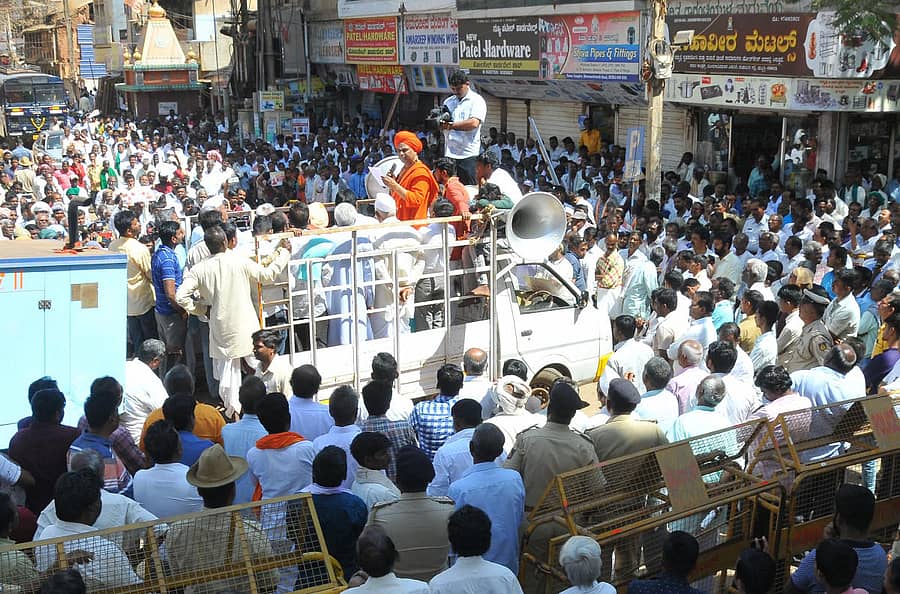 ಮೂರುಸಾವಿರ ಮಠದ ಹೊರಗಡೆ ತಮ್ಮ ಬೆಂಬಲಿಗರನ್ನು ಉದ್ದೇಶಿಸಿ ಬಾಲೇಹೊಸೂರಿನ ದಿಂಗಾಲೇಶ್ವರ ಸ್ವಾಮೀಜಿ ಮಾತನಾಡಿದರು– ಪ್ರಜಾವಾಣಿ ಚಿತ್ರ
