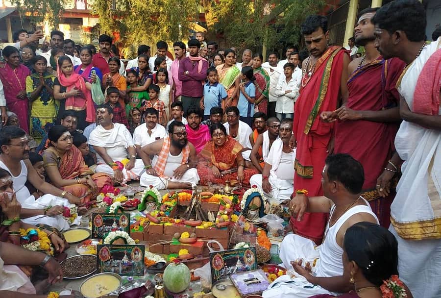 ಕಾಳಗಿ ತಾಲ್ಲೂಕಿನ ಕೋರವಾರ ಅಣಿವೀರಭದ್ರೇಶ್ವರ ದೇವಸ್ಥಾನದಲ್ಲಿ ಭಾನುವಾರ ಸಂಜೆ ಅಗ್ನಿಕುಂಡದ ಪೂಜೆ ಜರುಗಿತು