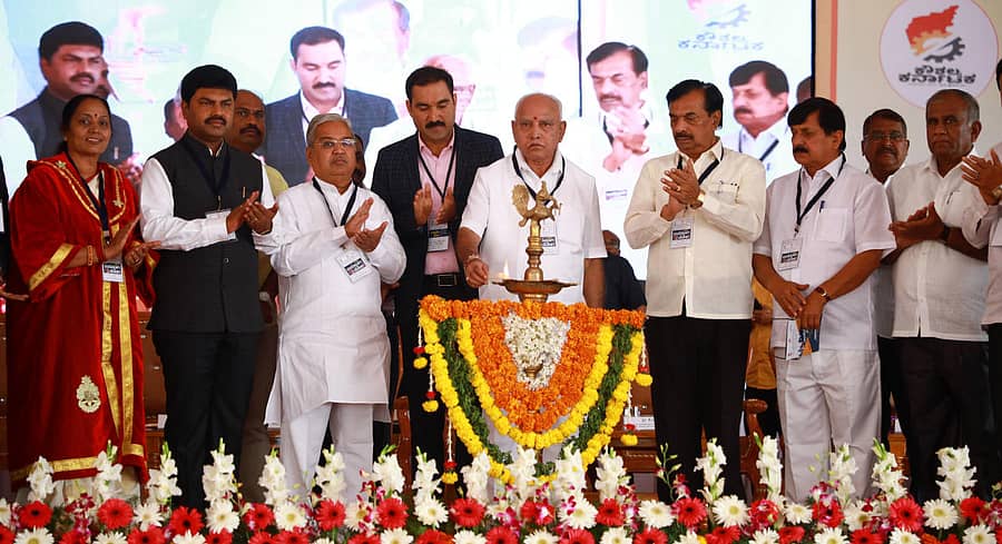 ಶಿವಮೊಗ್ಗದಲ್ಲಿ ಸೋಮವಾರ ಉದ್ಯೋಗ ಮೇಳಕ್ಕೆ ಮುಖ್ಯಮಂತ್ರಿ ಬಿ.ಎಸ್.ಯಡಿಯೂರಪ್ಪ ಚಾಲನೆ ನೀಡಿದರು. ಉಪ ಮುಖ್ಯಮಂತ್ರಿ ಗೋವಿಂದ ಕಾರಜೋಳ, ಸಂಸದ ಬಿ.ವೈ.ರಾಘವೇಂದ್ರ ಮತ್ತಿತರರು ಇದ್ದಾರೆ.