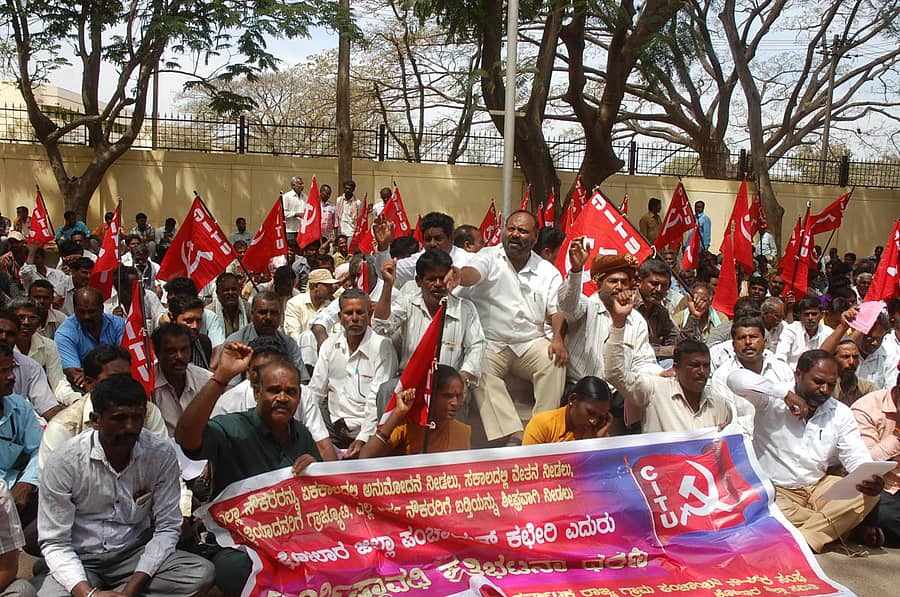 ಗ್ರಾ.ಪಂ ನೌಕರರ ಬಾಕಿ ವೇತನ ಬಿಡುಗಡೆಗೊಳಿಸುವಂತೆ ಒತ್ತಾಯಿಸಿ ಗ್ರಾಮ ಪಂಚಾಯಿತಿ ನೌಕರರು ಸಂಘದ ಸದಸ್ಯರು ಕೋಲಾರ ಜಿ.ಪಂ ಕಚೇರಿ ಎದುರು ಸೋಮವಾರ ಧರಣಿ ನಡೆಸಿದರು.