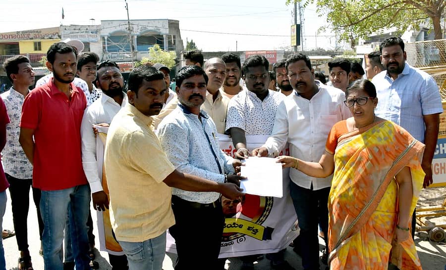 ರಾಯಚೂರಿನಲ್ಲಿ ವೀರ ಸಾವರ್ಕರ್‌ ಯೂಥ್‌ ಅಸೋಷಿಯೇಷನ್‌ನಿಂದ ಸೋಮವಾರ ಪ್ರತಿಭಟನೆ ನಡೆಸಿ ಜಿಲ್ಲಾಡಳಿತಕ್ಕೆ ಮನವಿ ಸಲ್ಲಿಸಲಾಯಿತು
