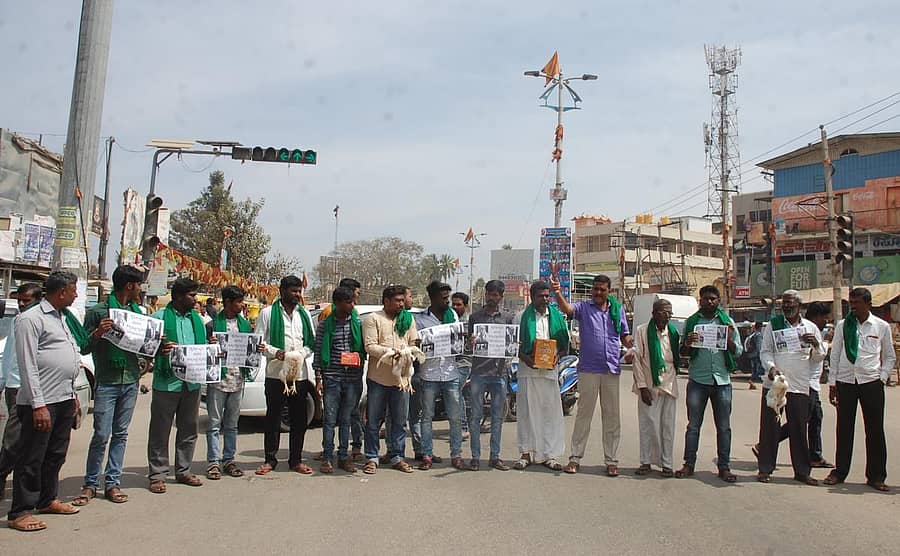 ಮುಕ್ತ ವ್ಯಾಪಾರ ಒಪ್ಪಂದಗಳಿಗೆ ಸಹಿ ಹಾಕಲು ಮುಂದಾಗಿರುವ ಕೇಂದ್ರ ಸರ್ಕಾರದ ಕ್ರಮವನ್ನು ಖಂಡಿಸಿ, ರಾಜ್ಯ ರೈತ ಸಂಘ ಹಾಗೂ ಹಸಿರು ಸೇನೆ ಕಾರ್ಯಕರ್ತರು ಕೋಲಾರದಲ್ಲಿ ಸೋಮವಾರ ಧರಣಿ ನಡೆಸಿದರು.