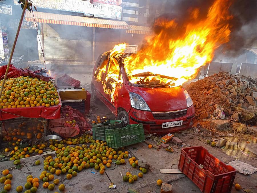 ದೆಹಲಿಯ ಚಾಂದ್ ಬಾಗ್ನಲ್ಲಿ ಸೋಮವಾರ ದುಷ್ಕರ್ಮಿಗಳು ಹಚ್ಚಿದ ಬೆಂಕಿಗೆ ಹೊತ್ತಿ ಉರಿದ ಕಾರು