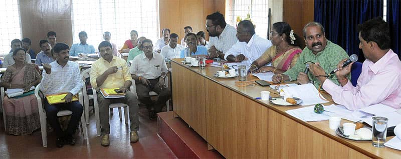 ಸೋಮವಾರ ನಡೆದ ತಾಪಂ ಸಾಮಾನ್ಯ ಸಭೆಯಲ್ಲಿ ಅರಣ್ಯಾಧಿಕಾರಿ ಮುನಿರಾಜ್ ವಿರುದ್ಧ ಉಡುಪಿ ಶಾಸಕ ರಘುಪತಿ ಭಟ್ ಆಕ್ರೋಶ ಹೊರಹಾಕಿದರು.ಪ್ರಜಾವಾಣಿ ಚಿತ್ರ