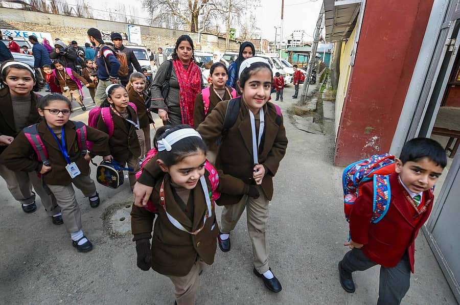 ಏಳು ತಿಂಗಳ ಬಳಿಕ ಶಾಲೆಗೆ ಬಂದ ಮಕ್ಕಳು –ಪಿಟಿಐ ಚಿತ್ರ