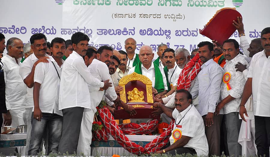 ಹಾನಗಲ್ ತಾಲ್ಲೂಕಿನ ಬಾಳಂಬೀಡ ಮತ್ತು ಹಿರೇಕಾಂಶಿ ಸೇರಿದಂತೆ 239 ಕೆರೆಗಳಿಗೆ ನೀರು ತುಂಬಿಸುವ ಯೋಜನೆಯ ಶಂಕುಸ್ಥಾಪನೆ ಕಾರ್ಯಕ್ರಮದಲ್ಲಿ ಮುಖ್ಯಮಂತ್ರಿ ಬಿ.ಎಸ್.ಯಡಿಯೂರಪ್ಪ ಅವರನ್ನು ಸನ್ಮಾನಿಸಲಾಯಿತು –ಪ್ರಜಾವಾಣಿ ಚಿತ್ರ: ನಾಗೇಶ ಬಾರ್ಕಿ