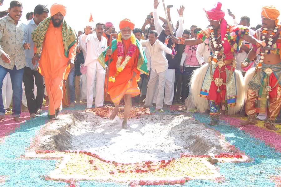ಶಹಾಬಾದ್ ಸಮೀಪದ ಮುಗುಳನಾಗಾವಿಯ ಜೇಮಸಿಂಗ ಮಹಾರಾಜರು ಸೋಮವಾರ ಅಗ್ನಿ ಪ್ರವೇಶ ಮಾಡಿದ ದೃಶ್ಯ