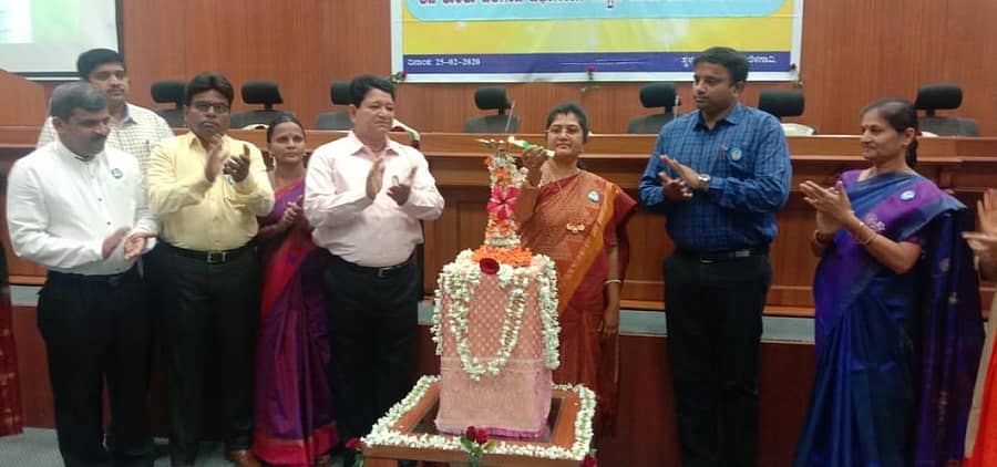 ಬೆಳಗಾವಿಯ ಸುವರ್ಣ ವಿಧಾನಸೌಧದಲ್ಲಿ ಮಂಗಳವಾರ ನಡೆದ ಬಾಲ್ಯವಿವಾಹ ನಿಷೇಧ ಕಾಯ್ದೆ ಅನುಷ್ಠಾನ ಕುರಿತ ವಿಭಾಗಮಟ್ಟದ ಕಾರ್ಯಾಗಾರವನ್ನು ಮಹಿಳಾ ಮತ್ತು ಮಕ್ಕಳ ಕಲ್ಯಾಣ ಸಚಿವೆ ಶಶಿಕಲಾ ಜೊಲ್ಲೆ ಉದ್ಘಾಟಿಸಿದರು