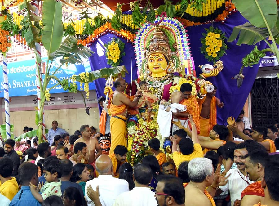 ಶಿವಮೊಗ್ಗ ಗಾಂಧಿ ಬಜಾರ್‌ನಲ್ಲಿ ಸೋಮವಾರ ಪ್ರತಿಷ್ಠಾಪಿಸಿದ್ದ ಮಾರಿಕಾಂಬ ದೇವಿ.