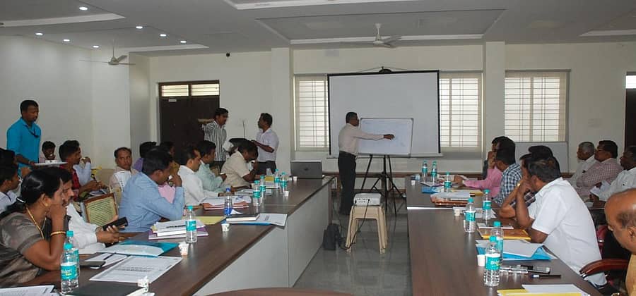 ಜನಗಣತಿ ಸಂಬಂಧ ಗಣತಿ ಅಧಿಕಾರಿಗಳಿಗೆ ಕೋಲಾರದಲ್ಲಿ ಮಂಗಳವಾರ ತರಬೇತಿ ನೀಡಲಾಯಿತು.