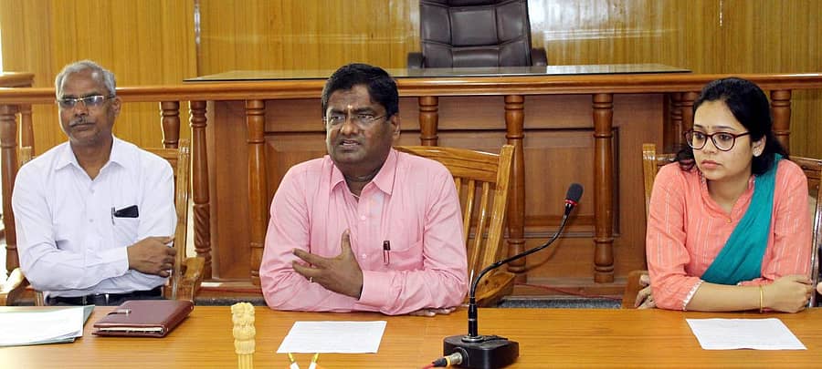 ಬಾಗಲಕೋಟೆಯಲ್ಲಿ ಆಯೋಜಿಸಿರುವ ಜಿಲ್ಲಾಮಟ್ಟದ ಉದ್ಯೋಗ ಮೇಳದ ಬಗ್ಗೆ ಜಿಲ್ಲಾಧಿಕಾರಿ ಕ್ಯಾಪ್ಟನ್ ಕೆ.ರಾಜೇಂದ್ರ ಮಾಹಿತಿ ನೀಡಿದರು. ಹೆಚ್ಚುವರಿ ಜಿಲ್ಲಾಧಿಕಾರಿ ಮಹದೇವ ಮುರಗಿ, ಪ್ರೊಬೆಷನರಿ ಐಎಎಸ್ ಅಧಿಕಾರಿ ಗರಿಮಾ ಪನ್ವಾರ್ ಹಾಜರಿದ್ದರು