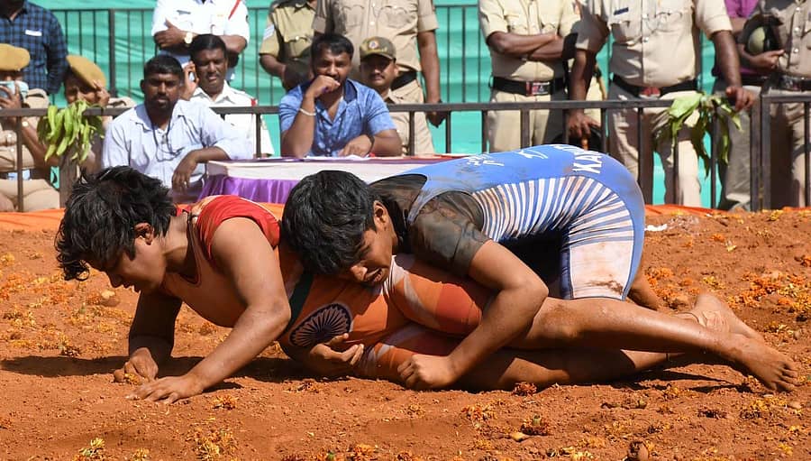 ಕರ್ನಾಟಕ ಕುಸ್ತಿ ಹಬ್ಬದಲ್ಲಿ ಭರವಸೆ ಮೂಡಿಸಿದ ಸೋನಿಯಾ ಜಾಧವ (ನೀಲಿ ಪೋಷಾಕು) ಮಮತಾ ಪೈಪೋಟಿ (ಎಡಚಿತ್ರ), ಬಾಲಕಿಯರ ವಿಭಾಗದ ಹಣಾಹಣಿಯಲ್ಲಿ ಶ್ವೇತಾ (ಕೆಂಪು ಪೋಷಾಕು) ಸೃಷ್ಟಿ ಸೆಣಸಾಟದ ಚಿತ್ರಣ(ಮಧ್ಯದ ಚಿತ್ರ), ಕೃಷ್ಣ ನಾಯ್ಕ ಹಾಗೂ ರಾಘವೇಂದ್ರ ಗೆಲುವಿಗಾಗಿ ಹೋರಾಟ ಪ್ರಜಾವಾಣಿ ಚಿತ್ರಗಳು/ಬಿ.ಎಂ. ಕೇದಾರನಾಥ