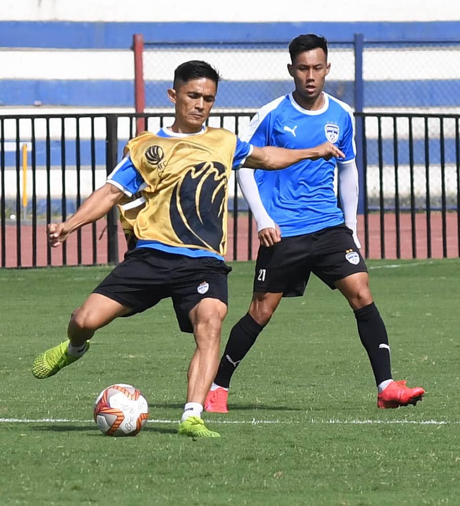 ಬಿಎಫ್‌ಸಿ ತಂಡದ ನಾಯಕ ಸುನಿಲ್‌ ಚೆಟ್ರಿ (ಎಡ) ಸಹ ಆಟಗಾರನೊಂದಿಗೆ ಮಂಗಳವಾರ ಕಂಠೀರವ ಕ್ರೀಡಾಂಗಣದಲ್ಲಿ ಅಭ್ಯಾಸ ನಡೆಸಿದರು –ಪ್ರಜಾವಾಣಿ ಚಿತ್ರ/ ಬಿ.ಎಚ್‌.ಶಿವಕುಮಾರ್